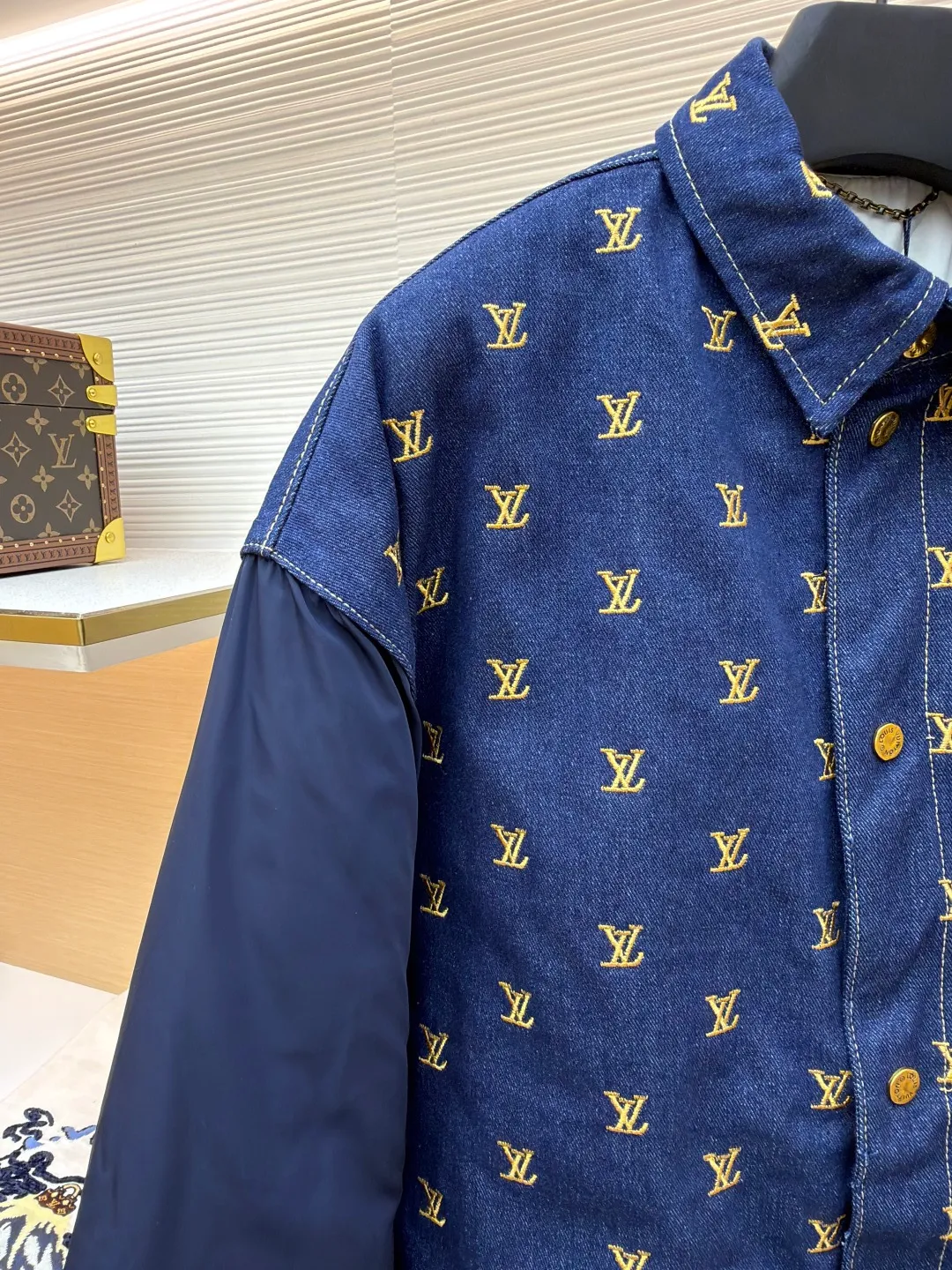 LOUIS VUITTON Full-width embroidered lapel Logo long-sleeved denim ●Original version: Purchased and developed by 28913 ●Item number: 1681216-B80 ●Fabric: denim fabric ●Technology: washed production ●Color: navy blue ●Version: fitted version ●Weight: about 1005 grams ●Size: 46-48-50-52 ●Description: The high-end fabric is made of 430g denim fabric, which feels breathable and comfortable after washing. The inner liner is quilted to keep warm and comfortable. It has exquisite counterpoint embroidery, and the custom-dyed pure cotton rib details are comparable to the original. The low-key and luxurious design must be your fashionable and versatile item. The same denim for men and women! The overall wiring is straight and delicate, the fabric is comfortable and soft, and the color is consistent without color difference. It can be matched with the same style to create a fashionable look and control various occasions. Customized accessories, complete with three standards, same style for men and women!